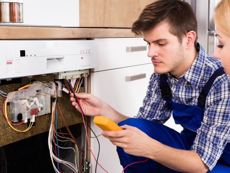 Técnico Reparando Lavavajillas Bomann Técnico Reparando Lavavajillas Bomann